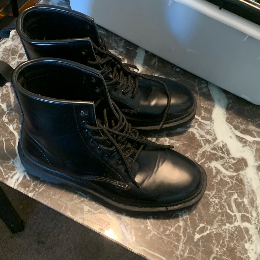Manmade lace-up men boots. Very comfortable.
